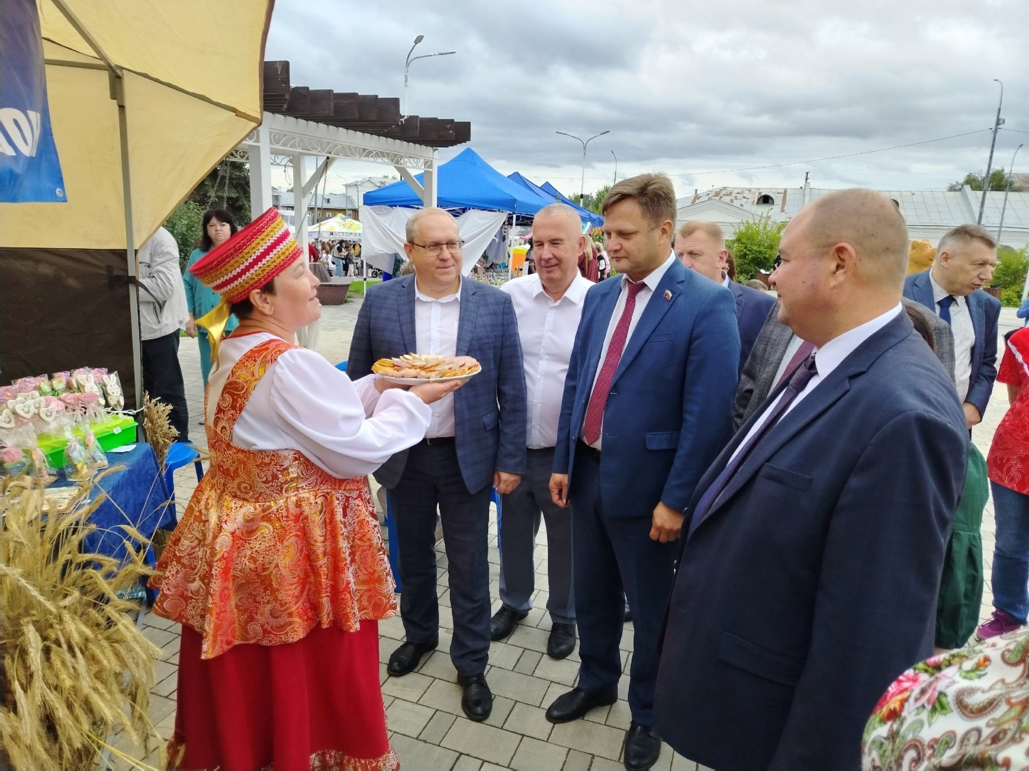 25 июля в городе Галиче делегация муниципального района город Нерехта и Нерехтский район приняла участие в ежегодном областном фестивале‑ярмарке «Дорогами народных традиций», посвящённом Году единства народов России